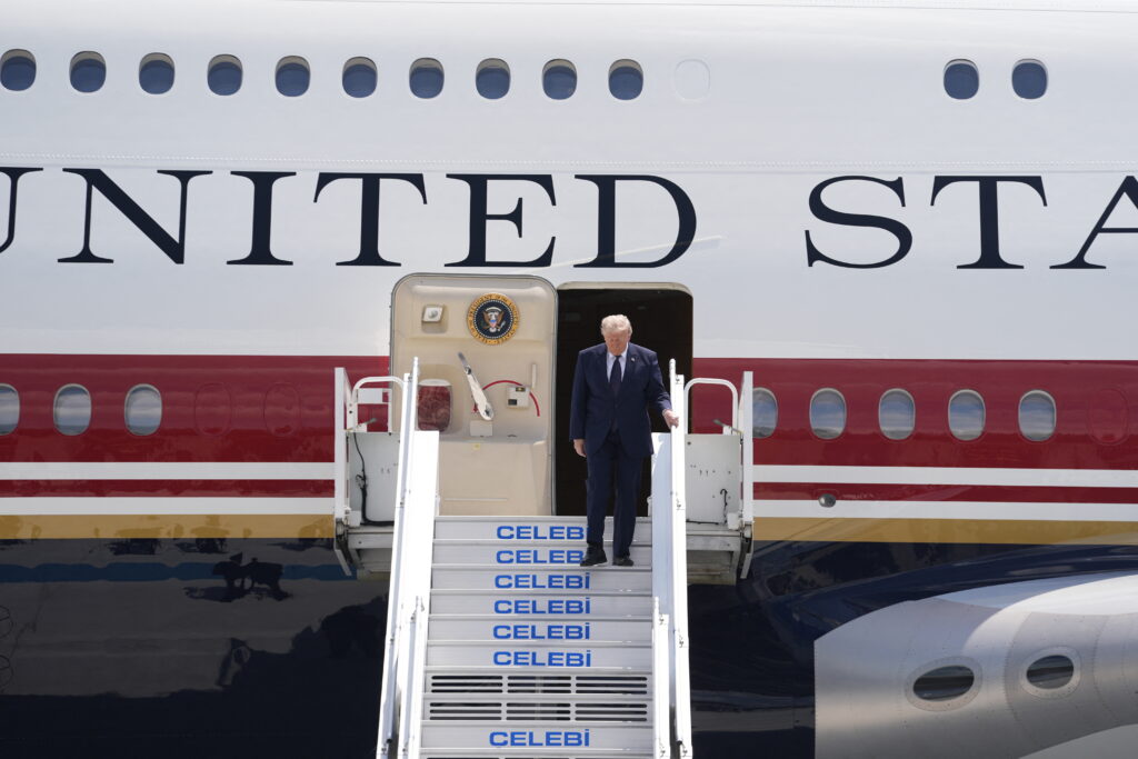 Jurnaliștii CNN nu vor avea acces pe Air Force One în timpul călătoriei lui Trump în Tennessee