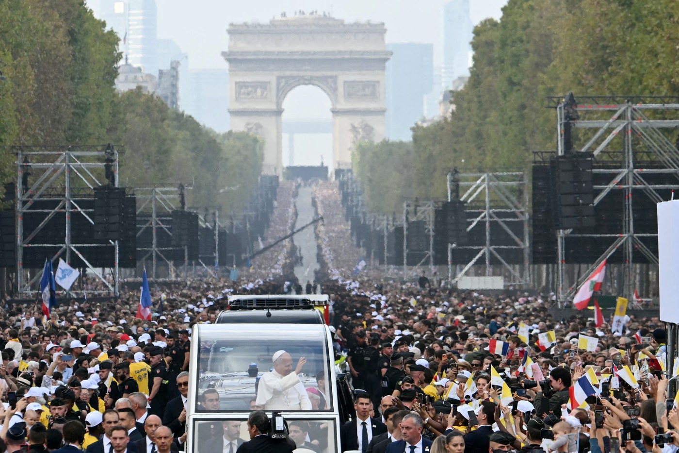 Slujbă uriașă ținută de Papa Leon în centrul Parisului. Participă sute de mii de credincioși