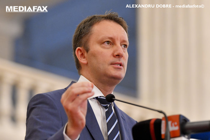 Siegfreid Mureşan a depus la Parlament lista de miniştri şi programul de guvernare, dar matematic nu are voturile să treacă guvernul: Nu vor exista taxe noi, ţinta de deficit pentru 2026 rămâne 6,2% din PIB, TVA ar scădea la 19%, impozitul minim pe cifra de afaceri va fi eliminat. Schimbări mari la pensii şi la ajutoare sociale. DOCUMENT