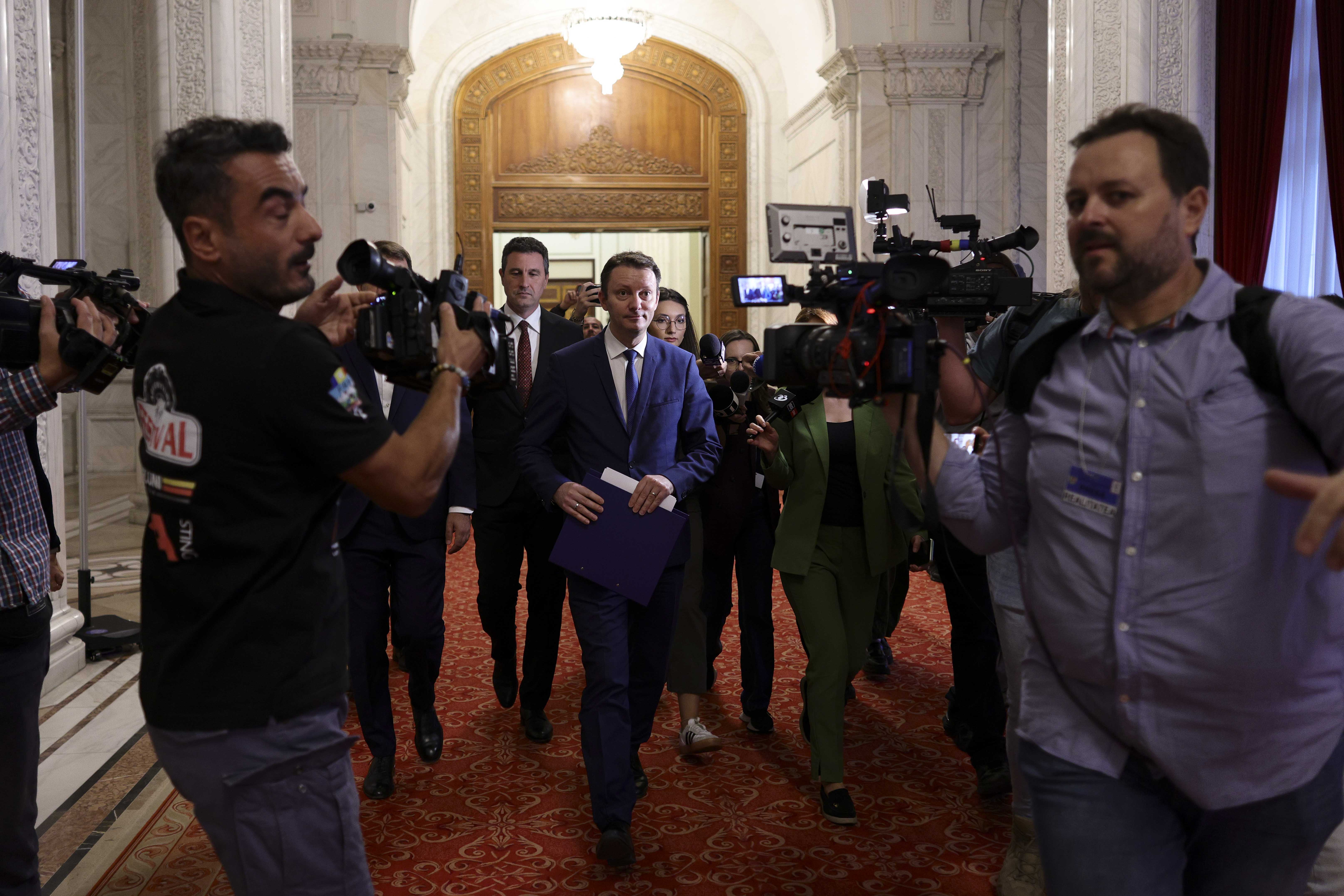 Tanczos Barna, alergat de Mureșan pe holurile Parlamentului: „Am lucrat cu mulți premieri. Sunteți cu condiția fizică cea mai bună”