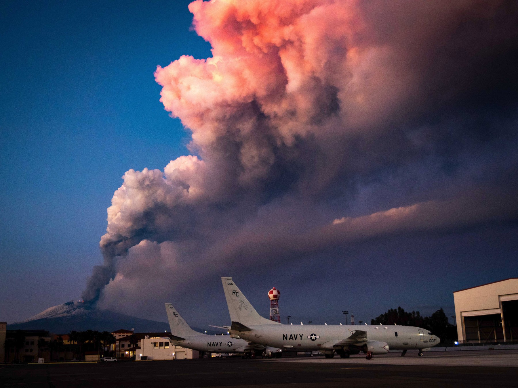 Vulcanul Etna a erupt din nou. Toate zborurile de pe aeroportul din Catania au fost suspendate