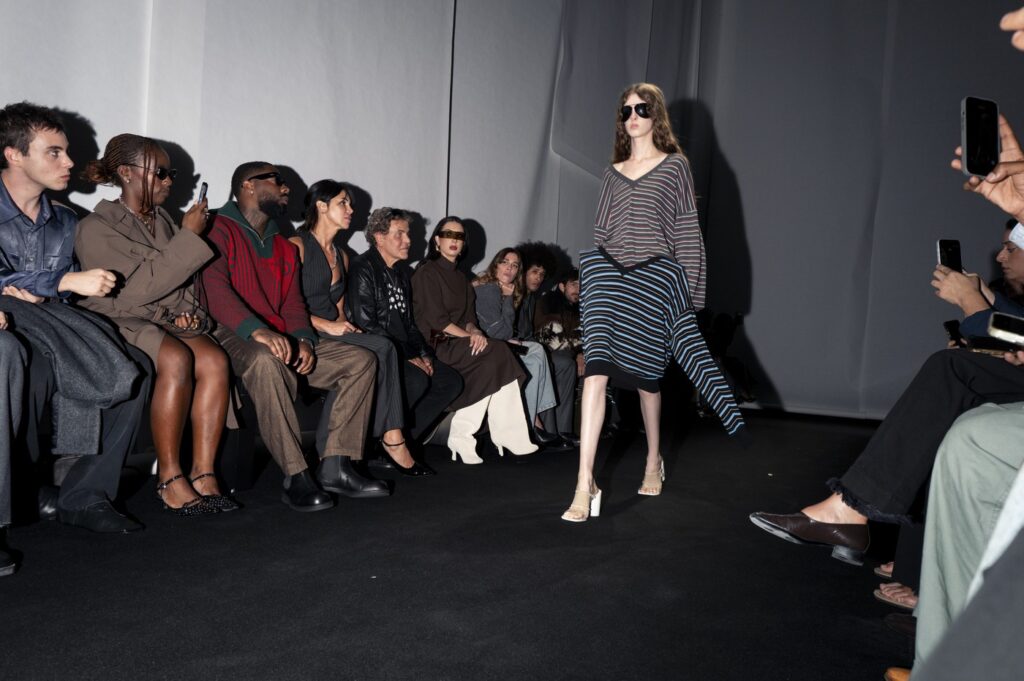 MM6 Maison Margiela primăvară-vară 2027: Hainele nu mai stau acolo unde ar trebui / Și s-ar putea să fie următorul mare trend